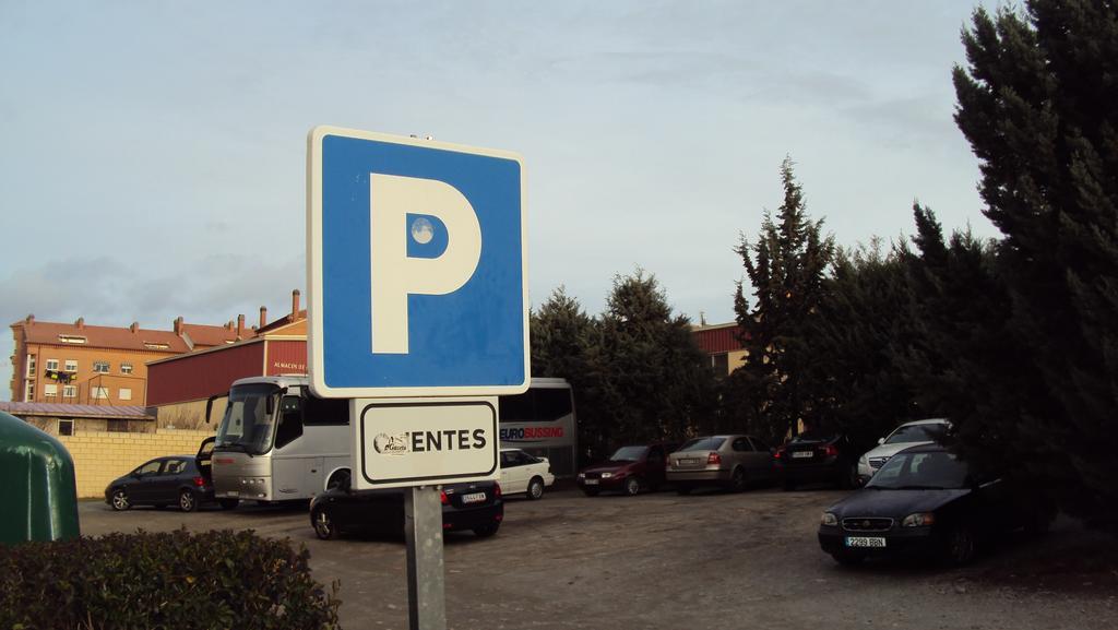 Hotel Avenida Del Sotillo La Lastrilla Exteriör bild